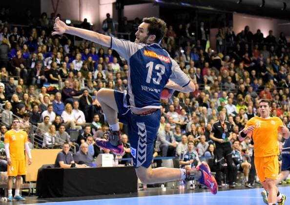 EHF Cup Handball Fuechse Berlin vs FC Porto 23 11 2017 at the jump throw Petar Nenadic 13 Fuechse Berlin during the match between Fuechse Berlin and FC Porto on 23 11 2017 in the Max Schmeling Halle Berlin Germany Handball men 3 round EHF Cup xDLx