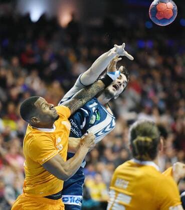 Petar Nenadic Foxes at WQurf left Angels Hernandez Porto Foxes Berlin FC Porto EHF Cup Men 2017 2018 3 Round Men Men handball Germany Germany Max Schmeling Halle Berlin 23 11 2017