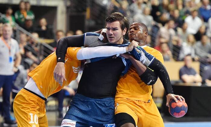 Erik Schmidt Füchse will be held by Ängel Hernandez Porto and Miguel Martins Porto Füchse Berlin FC Porto EHF Cup Men 2017 2018 3 Round Men Men handball Germany Germany Max Schmeling Halle Berlin 23 11 2017