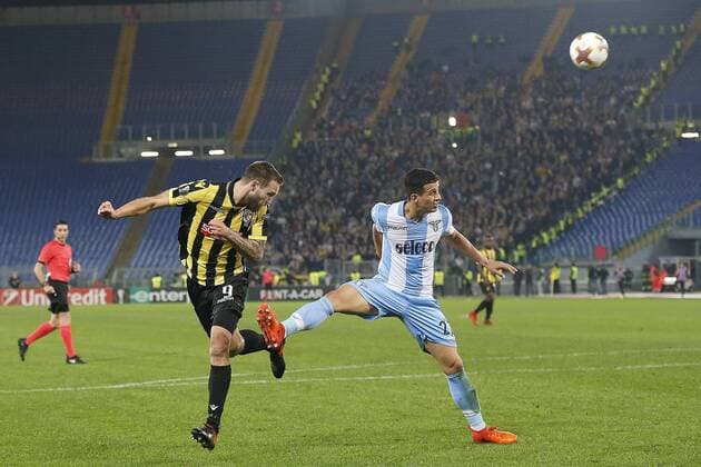 Bilder des Tages - SPORT ROME, 23-11-2017 , Stadio Olympico , Europa League , seizoen 2017 2018 Lazio Roma - Vitesse. Vitesse-speler Tim Matavz 9 in duel met Lazio-speler Luis Felipe Ramos Marchi 27. Lazio Roma - Vitesse  x1824635x