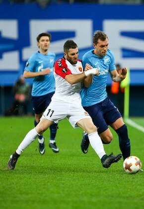 ST PETERSBURG, RUSSIA â€“ NOVEMBER 23, 2017: FK Vardar s Tigran Barseghyan (L) and FC Zenit St Petersburg s Artyom Dzyuba fight for the ball in their UEFA Europa League Group L Round 5 football match at Saint Petersburg Stadium. Peter Kovalev TASS  TS06A50B