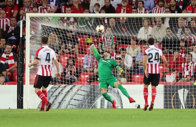 Athletic de Bilbao s goalie Iago Herrerin (L) fails to avoid the goal scored by Hertha Berlin s midfielder Matthew Leckie (unseen) during the UEFA Europa League group stage soccer match between Athletic de Bilbao and Hertha Berlin held at San Mames stadium in Bilbao, Spain, 23 November 2017. Athletic de Bilbao vs Hertha Berlín !ACHTUNG: NUR REDAKTIONELLE NUTZUNG!  Copyright: xMIGUELxTONAx GR4018 20171123-636470660518987404