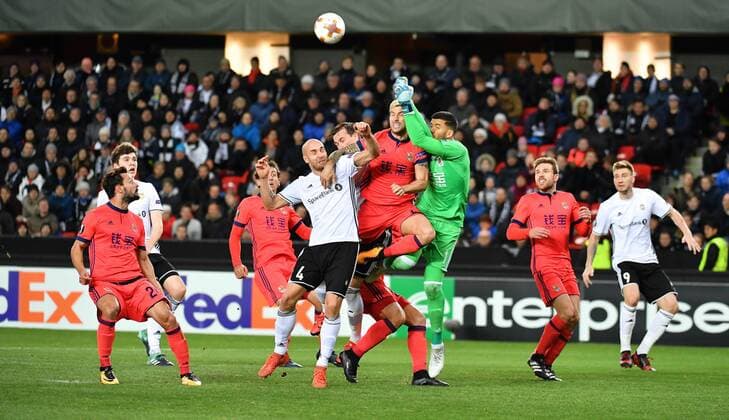Fotball Menn UEFA Europa League Rosenborg - Real Sociedad Lerkendal Stadium, Trondheim, Norway 23 november 2017 RosenborgsTore Reginiussen og Johan Bjørdal i duell med Real Sociedads Inigo Martinez og keeper Geronimo Rulli Foto : Arve Johnsen, Digitalsport 