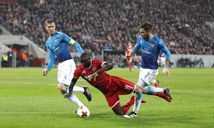 Cologne RheinEnergieStadion 23 11 17 Sehrou Guirassy 1 FC Köln M are fouled by Mathieu Debuchy Arsenal in London R and receive penalties leading to the 1 0 goal in the Europaleague match between 1 FC Köln vs Arsenal London in the 2017 season 2018