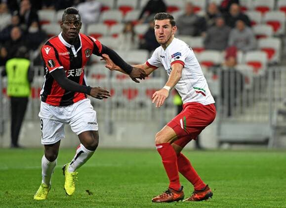 NICE, FRANCE - NOVEMBER 23 : Michael Heylen defender of SV Zulte Waregem and Mario Balotelli forward of OGC Nice during the UEFA Europa League, Group K stage match between SV Zulte Waregem and OGC Nice at the Allianz stadium on November 23, 2017 in Nice, France, 23 11 2017 FOOTBALL : Europa League - OGC Nice vs Zulte Waregem - 23 11 2017 PHOTONEWS PANORAMIC  775031125