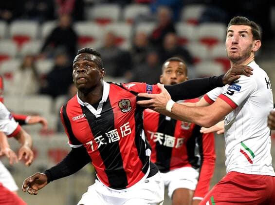 NICE, FRANCE - NOVEMBER 23 : Michael Heylen defender of SV Zulte Waregem and Mario Balotelli forward of OGC Nice during the UEFA Europa League, Group K stage match between SV Zulte Waregem and OGC Nice at the Allianz stadium on November 23, 2017 in Nice, France, 23 11 2017 FOOTBALL : Europa League - OGC Nice vs Zulte Waregem - 23 11 2017 PHOTONEWS PANORAMIC  775031125