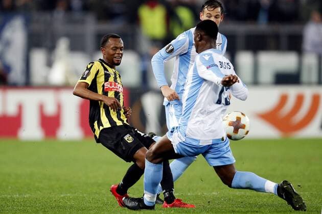 (l-r) Thulani Serero of Vitesse, Bastos of SS Lazio during the UEFA Europa League group K match between SS Lazio and Vitesse Arnhem at Stadio Olimpico on November 23, 2017 in Rome, Italy UEFA Europa League 2017 2018 xVIxVIxImagesx xPieterxStamxdexJongexIVx 9377323