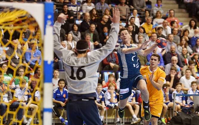 Hans Lindberg Foxes throwing right Diogo Branquinho Porto forward Hugo Laurentino Goalkeeper Porto Foxes Berlin FC Porto EHF Cup Men 2017 2018 3 Round Men Men Men Handball Germany Germany Max Schmeling Halle Berlin 23 11 2017