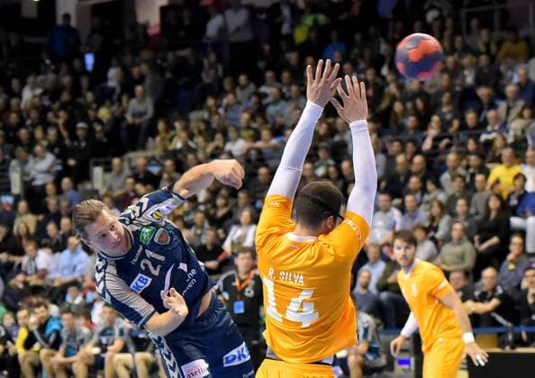 EHF Cup Handball Fuechse Berlin vs FC Porto 23 11 2017 Mattias Zachrisson 21 Fuechse Berlin Rui Silva 14 FC Porto during the match between Fuechse Berlin and FC Porto on 23 11 2017 in the Max Schmeling Halle Berlin Germany Handball men 3 round EHF Cup xDLx