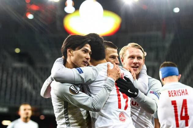 SOCCER - EL, RBS vs Vitoria SALZBURG,AUSTRIA,23.NOV.17 - SOCCER - UEFA Europa League, Red Bull Salzburg vs Vitoria Guimaraes SC. Image shows the rejoicing of Takumi Minamino, Hee Chan Hwang, Stefan Lainer and Xaver Schlager (RBS). GEPAxpictures xFelixxRoittner