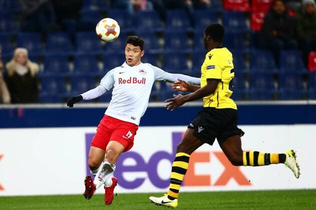 SOCCER - EL, RBS vs Vitoria SALZBURG,AUSTRIA,23.NOV.17 - SOCCER - UEFA Europa League, Red Bull Salzburg vs Vitoria Guimaraes SC. Image shows Hee Chan Hwang (RBS) and Alhassan Wakaso (Vitoria). GEPAxpictures xFelixxRoittner