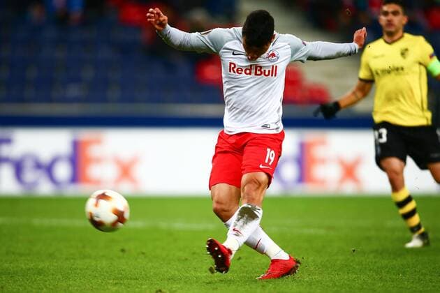 SOCCER - EL, RBS vs Vitoria SALZBURG,AUSTRIA,23.NOV.17 - SOCCER - UEFA Europa League, Red Bull Salzburg vs Vitoria Guimaraes SC. Image shows Hee Chan Hwang (RBS). GEPAxpictures xFelixxRoittner