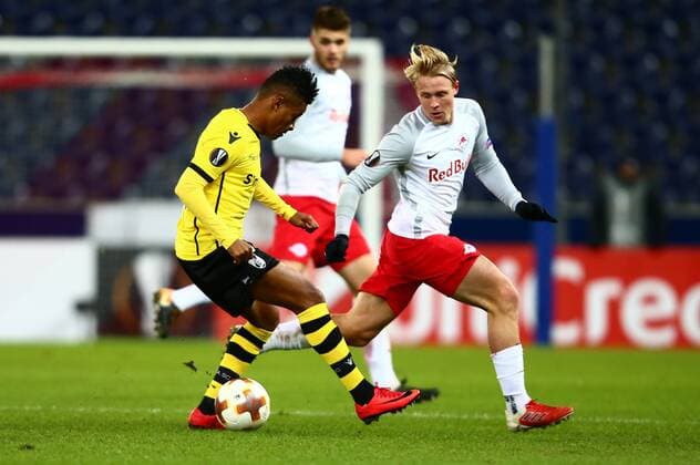 SOCCER - EL, RBS vs Vitoria SALZBURG,AUSTRIA,23.NOV.17 - SOCCER - UEFA Europa League, Red Bull Salzburg vs Vitoria Guimaraes SC. Image shows Heldon (Vitoria) and Xaver Schlager (RBS). GEPAxpictures xFelixxRoittner
