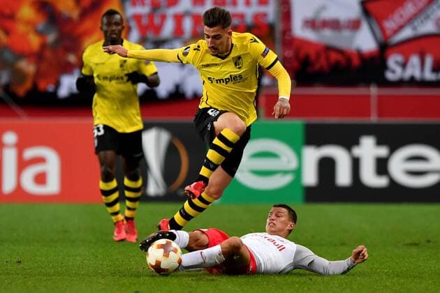 SOCCER - EL, RBS vs Vitoria SALZBURG,AUSTRIA,23.NOV.17 - SOCCER - UEFA Europa League, Red Bull Salzburg vs Vitoria Guimaraes SC. Image shows Helder Ferreira (Vitoria) and Stefan Lainer (RBS). GEPAxpictures xFlorianxErtl