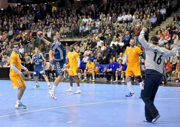 EHF Cup Handball Fuechse Berlin vs FC Porto 23 11 2017 at the jump shot Mattias Zachrisson 21 Fuechse Berlin during the match between Fuechse Berlin and FC Porto on 23 11 2017 in the Max Schmeling Halle Berlin Germany Handball men 3 round EHF Cup xDLx