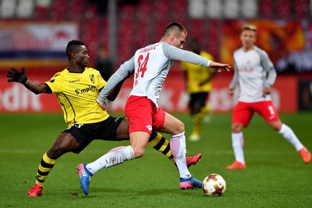 SOCCER - EL, RBS vs Vitoria SALZBURG,AUSTRIA,23.NOV.17 - SOCCER - UEFA Europa League, Red Bull Salzburg vs Vitoria Guimaraes SC. Image shows Konan NÂ Clomande (Vitoria) and Marin Pongracic (RBS). GEPAxpictures xFlorianxErtl
