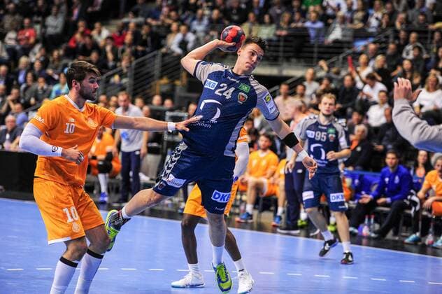 Frederik Simak Fuechse Berlin Action Action Landscape horizontal Event Event EHF Cup Qualification 3 Round Fuechse Berloin vs FC Porto Location Max Schmeling Halle Berlin Germany Germany Europe Europe Date Date 23 11 2017 Handball EHF Cup Fuechse Berlin vs FC Porto 23 11 2017