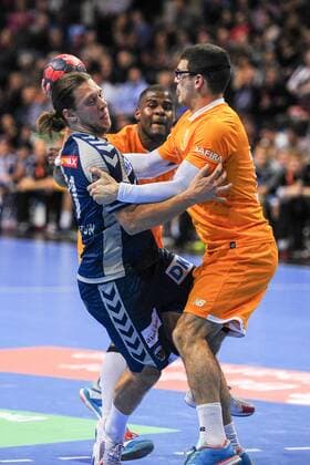 Mattias Zachrisson Fuechse Berlin Action Action Vertical High Event Event EHF Cup Qualification 3 Round Fuechse Berloin vs FC Porto Location Max Schmeling Halle Berlin Germany Germany Europe Europe Date Date 23 11 2017 Handball EHF Cup Fuechse Berlin vs FC Porto 23 11 2017