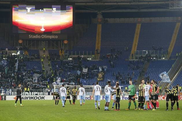 ROME, 23-11-2017 , Stadio Olympico , Europa League , seizoen 2017 2018 Lazio Roma - Vitesse. Handjes schudden na afloop, Vitesse-speler Thulani Serero 17 en Lazio-speler Jacinto Quissanga Bartomomeu 15 Lazio Roma - Vitesse  x1824728x