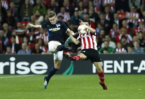 DAVID S. BUSTAMANTE 23 11 2017 BILBAO PAIS VASCO Partido correspondiente a la Jornada 5 del grupo J de la UEFA Europa League de futbol entre el Athletic de Bilbao y el Hertha BSC Berlin disputado en el Estadio San Mames de Bilbao. Markel Susaeta Laskurain y Arne Maier luchan por el balon  xDAVIDxS.xBUSTAMANTEx xx