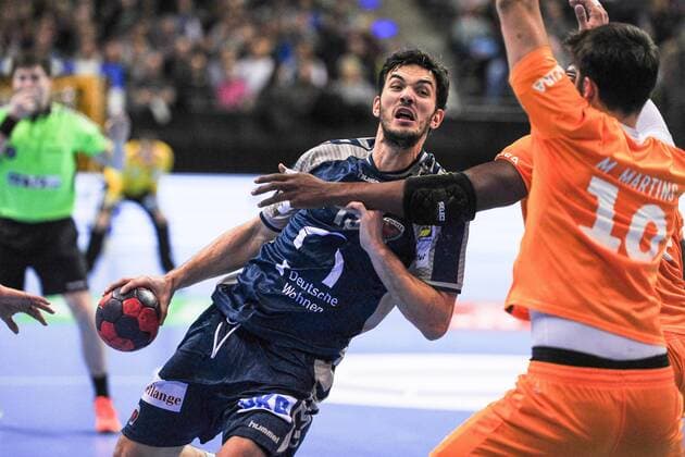 Petar Nenadic Fuechse Berlin Action Action Landscape horizontal Event Event EHF Cup Qualification 3 Round Fuechse Berloin vs FC Porto Location Max Schmeling Halle Berlin Germany Germany Europe Europe Date Date 23 11 2017 Handball EHF Cup Fuechse Berlin vs FC Porto 23 11 2017