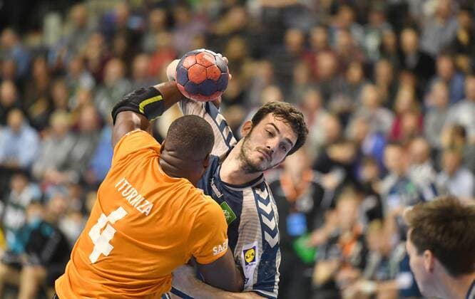 Petar Nenadic Foxes with ball in front Victor Iturriza Porto Foxes Berlin FC Porto EHF Cup Men 2017 2018 3 Round Men Men Men Handball Germany Germany Max Schmeling Halle Berlin 23 11 2017