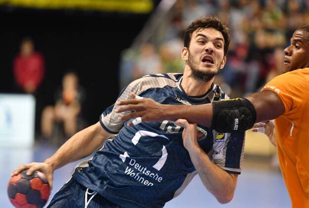 Petar Nenadic Foxes with ball right Victor Iturriza Porto Foxes Berlin FC Porto EHF Cup Men 2017 2018 3 Round Men Men Men Handball Germany Germany Max Schmeling Halle Berlin 23 11 2017