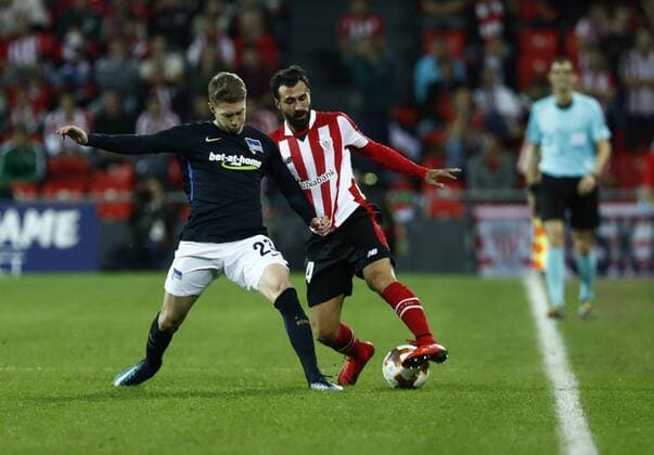 DAVID S. BUSTAMANTE 23 11 2017 BILBAO PAIS VASCO Partido correspondiente a la Jornada 5 del grupo J de la UEFA Europa League de futbol entre el Athletic de Bilbao y el Hertha BSC Berlin disputado en el Estadio San Mames de Bilbao. Mitchell Weiser y Mikel Balenziaga Oruesagasti luchan por el balon  xDAVIDxS.xBUSTAMANTEx xx