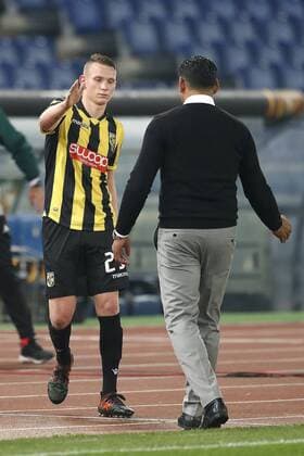 ROME, 23-11-2017 , Stadio Olympico , Europa League , seizoen 2017 2018 Lazio Roma - Vitesse. Vitesse-speler Julian Lelieveld 29 geeft Vitesse-trainer Henk Fraser een hand na afloop. Lazio Roma - Vitesse  x1824734x