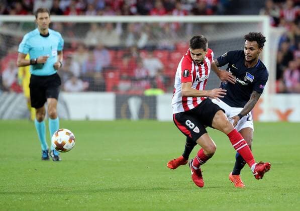 Athletic Bilbao s midfielder Ander Iturraspe (2R) vies for the ball with Hertha Berlin s midfielder Valentino Lazaro during the UEFA Europa League Group J match between Athletic Bilbao and Hertha Berlin at the San Mames stadium in Bilbao, Basque Country, Spain, 23 November 2017. Athletic de Bilbao vs. Hertha Berlin !ACHTUNG: NUR REDAKTIONELLE NUTZUNG!  Copyright: xLuisxTejidox BIL002 20171123-636470679585707404