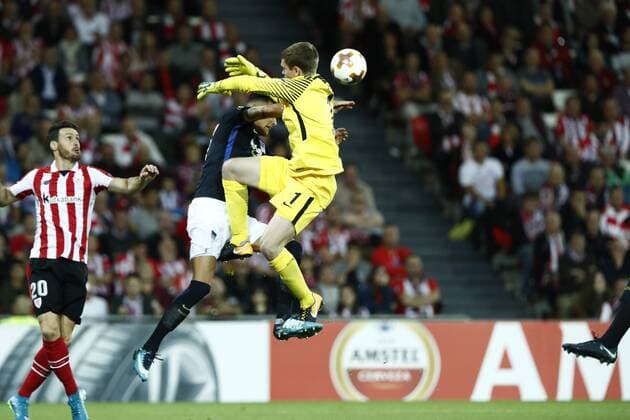 Bilder des Tages - SPORT DAVID S. BUSTAMANTE 23 11 2017 BILBAO PAIS VASCO Partido correspondiente a la Jornada 5 del grupo J de la UEFA Europa League de futbol entre el Athletic de Bilbao y el Hertha BSC Berlin disputado en el Estadio San Mames de Bilbao. Thomas Kraft y Davie Selke en un salto por el balon  xDAVIDxS.xBUSTAMANTEx xx