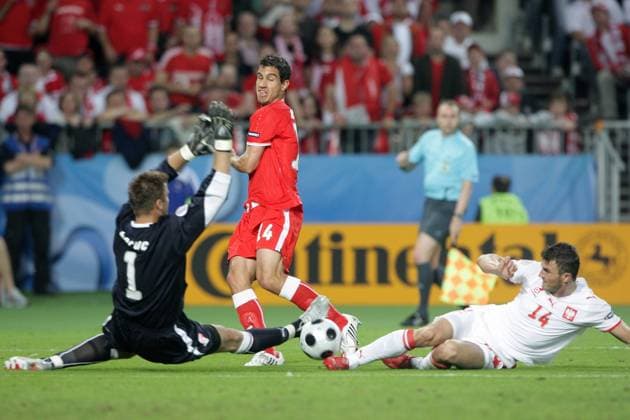 vienna 12 06 2008 austria poland gyorgy garics gets stuck on goalkeeper artur boruc and michal zewlakow r austria poland euro 2008 austria - poland EK