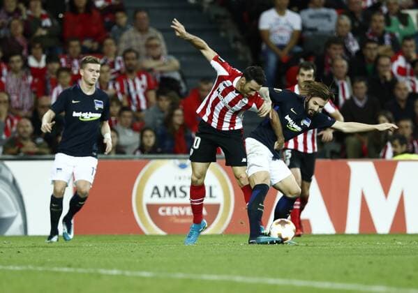 DAVID S. BUSTAMANTE 23 11 2017 BILBAO PAIS VASCO Partido correspondiente a la Jornada 5 del grupo J de la UEFA Europa League de futbol entre el Athletic de Bilbao y el Hertha BSC Berlin disputado en el Estadio San Mames de Bilbao. Aritz Aduriz Zubeldia y Marvin Plattenhardt luchan por el balon  xDAVIDxS.xBUSTAMANTEx xx