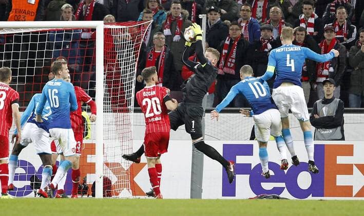 Cologne RheinEnergieStadion 23 11 17 Goalkeeper Timo Horn 1 FC Köln secures the ball in the Europaleague match between 1 FC Köln vs Arsenal London in the 2017 season 2018