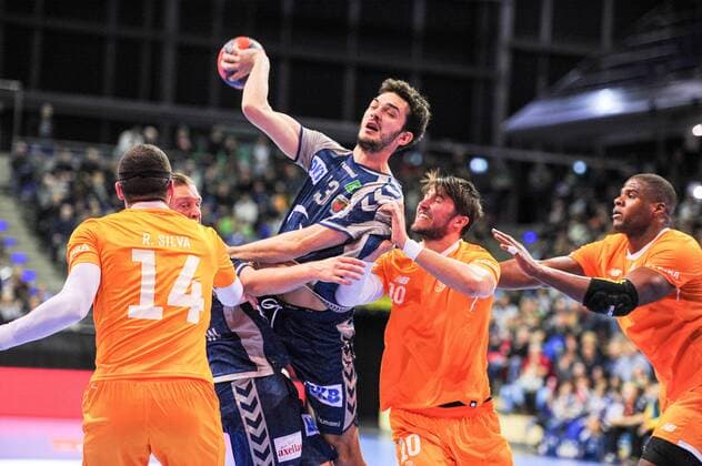 Petar Nenadic Fuechse Berlin Action Action Landscape horizontal Event Event EHF Cup Qualification 3 Round Fuechse Berloin vs FC Porto Location Max Schmeling Halle Berlin Germany Germany Europe Europe Date Date 23 11 2017 Handball EHF Cup Fuechse Berlin vs FC Porto 23 11 2017