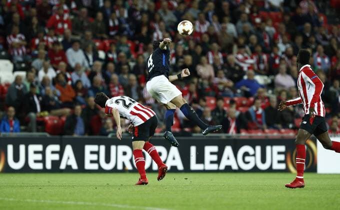 DAVID S. BUSTAMANTE 23 11 2017 BILBAO PAIS VASCO Partido correspondiente a la Jornada 5 del grupo J de la UEFA Europa League de futbol entre el Athletic de Bilbao y el Hertha BSC Berlin disputado en el Estadio San Mames de Bilbao. Karim Rekik en un salto por el balon  xDAVIDxS.xBUSTAMANTEx xx