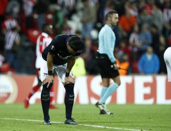 DAVID S. BUSTAMANTE 23 11 2017 BILBAO PAIS VASCO Partido correspondiente a la Jornada 5 del grupo J de la UEFA Europa League de futbol entre el Athletic de Bilbao y el Hertha BSC Berlin disputado en el Estadio San Mames de Bilbao. Karim Rekik se lamenta de la derrota  xDAVIDxS.xBUSTAMANTEx xx