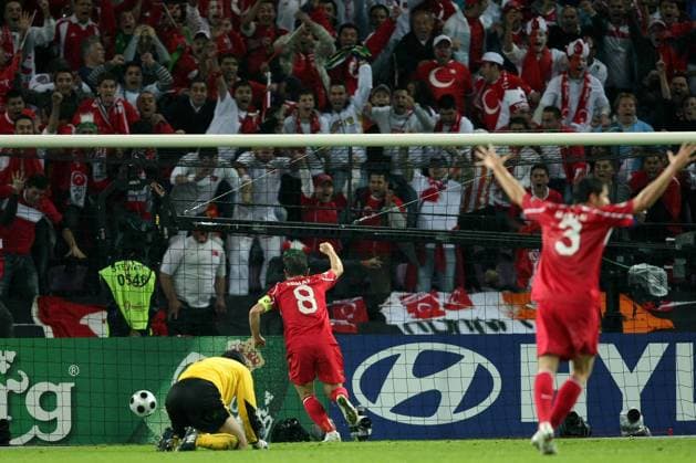 euro2008 ek geneve 15 06 08 turkey czech republic 3 2 turkey win in a sensational match just before time peter cech blunsten flashes making turkey come alongside 2 2 turkey czech republic