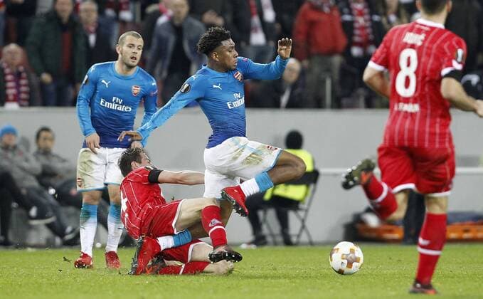 Cologne RheinEnergieStadion 23 11 17 Lukas Klünter 1 FC Köln L vs Alex Iwobi Arsenal London in Europaleague match between 1 FC Köln vs Arsenal London in the Season 2017 2018
