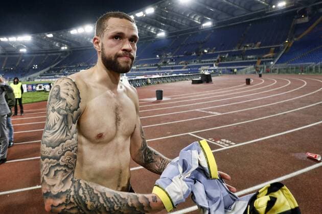 ROME, 23-11-2017 , Stadio Olympico , Europa League , seizoen 2017 2018 Lazio Roma - Vitesse 1-1. Luc Castaignos geeft zijn shirt aan de fans. Lazio Roma - Vitesse  x1824789x