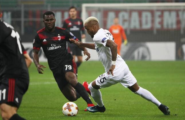 SOCCER - EL, Milan vs A.Wien MILAN,ITALY,23.NOV.17 - SOCCER - UEFA Europa League, AC Milan vs FK Austria Wien. Image shows Franck Kessie (AC Milan) and Felipe Augusto Rodrigues Pires (A.Wien). GEPAxpictures xAndreasxPranter