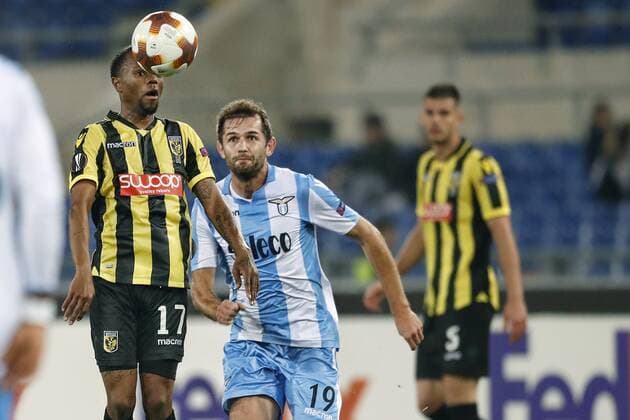 ROME, 23-11-2017 , Stadio Olympico , Europa League , seizoen 2017 2018 Lazio Roma - Vitesse 1-1. Thulani Serero in duel met Lazio-speler Lulic Senad Lazio Roma - Vitesse  x1824800x