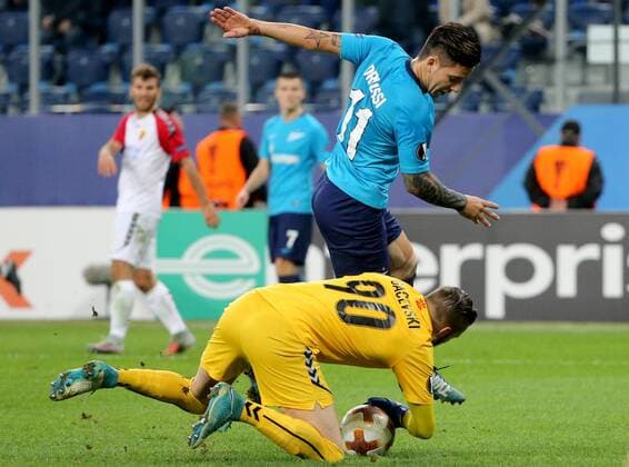 ST PETERSBURG, RUSSIA â€“ NOVEMBER 23, 2017: FK Vardar s goalkeeper Filip Gachevski (L) and FC Zenit St Petersburg s Sebastian Driussi fight for the ball in their 2017-18 UEFA Europa League Group L Round 5 football match at Saint Petersburg Stadium. FC Zenit St Petersburg won the game 2-1. Alexander Demianchuk TASS  TS06A52C
