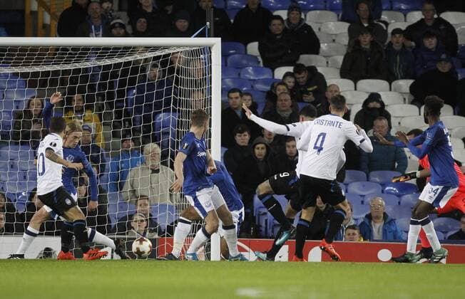 23rd November 2017, Goodison Park, Liverpool, England; UEFA Europa League, Everton versus Atalanta; Bryan Cristante of Atalanta scores his side s first goal after 12 minutes  ActionPlus11955122