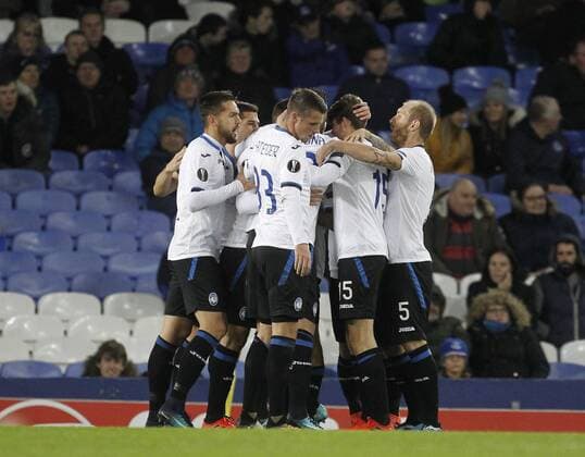 23rd November 2017, Goodison Park, Liverpool, England; UEFA Europa League, Everton versus Atalanta; Bryan Cristante of Atalanta is congratulated by his team mates after scoring his team s first goal after 12 minutes  ActionPlus11955124