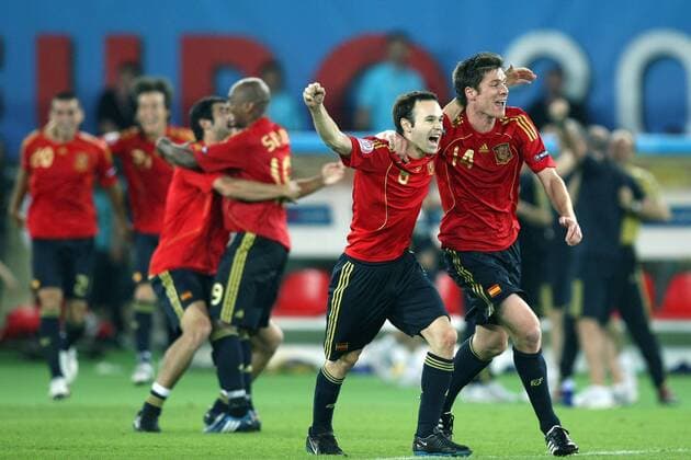 euro 2008 ek euro2008 , wenen , 29-06-2008 finale duitsland - spanje vreugde bij xavi alonso en andres iniesta duitsland - spanje *** euro 2008 ek euro2008 vienna 29 06 2008 finale germany spain joy at xavi alonso and andres iniesta germany spain 