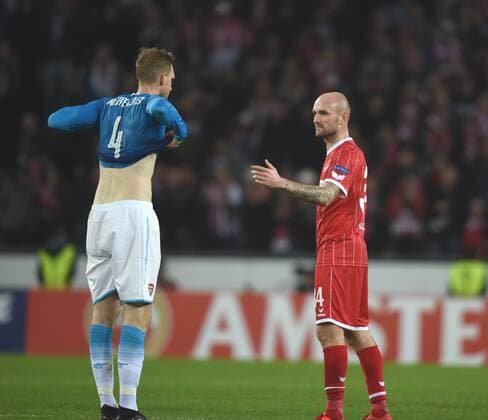 1 FC Köln Arsenal London 23 11 2017 Trikottausch Per Mertesacker Arsenal and Konstantin Rausch Cologne HM