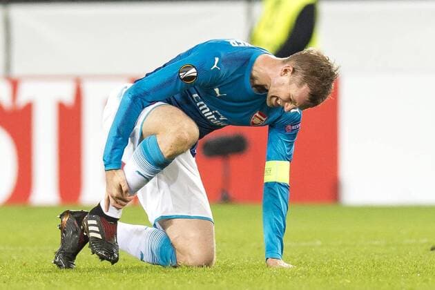 Fußball: UEFA Europa League, EL, Saison 2017 2018, Gruppe H, 1. FC Köln - Arsenal London in Köln (Nordrhein-Westfalen). Arsenals Per Mertesacker kniet mit Schmerzen auf dem Rasen. Copyright: xKirchner DavidxInderliedx