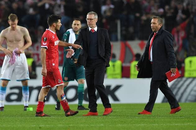 GER 1 FC Köln GER vs Arsenal FC ENG 23 11 2017 RheinEnergieSTADION Cologne Europa League Group Stage 5 Matchday GER 1 FC Köln GER vs FC Arsenal ENG in picture after end of game Peter Stöger coach 1 FC Köln thanks Milos Jojic FC Cologne 8 re Manfred Schmid Co Manager 1 FC Cologne nordphotox xMeuter nordphoto 00351