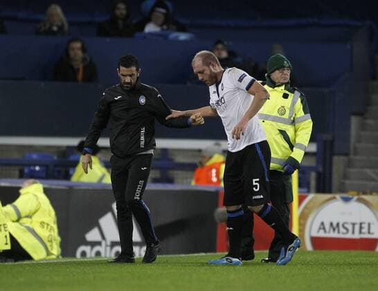 23rd November 2017, Goodison Park, Liverpool, England; UEFA Europa League, Everton versus Atalanta; Andrea Masiello of Atalanta limps off the pitch with an injury just before the end of the first half  ActionPlus11955144